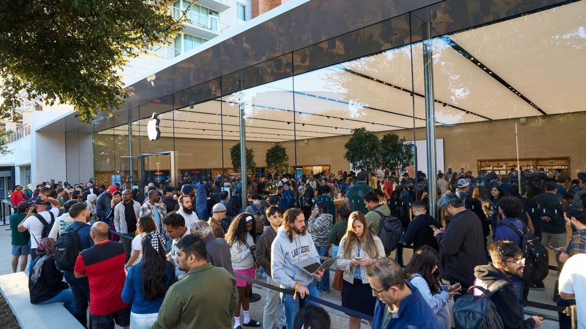 Customers queuing outside Apple Domain NORTHSIDE on iPhone Duo launch day.
