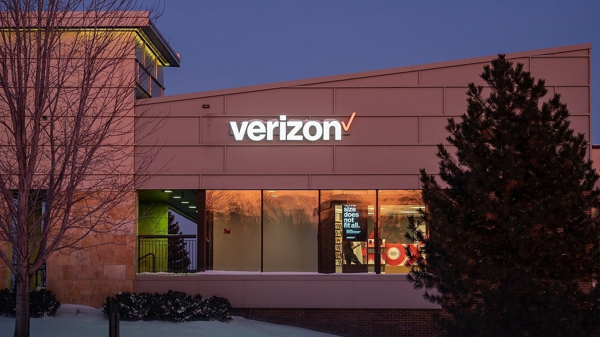 Verizon Wireless retail store in Minnetonka, Minnesota, photographed in winter.